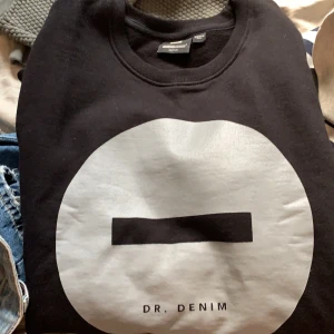 Oanvänd Dr denim sweatshirt - Helt oanvänd tröja från Dr Denim. Långärmad, storlek M. Skriv för fler bilder. Pris kan diskuteras 