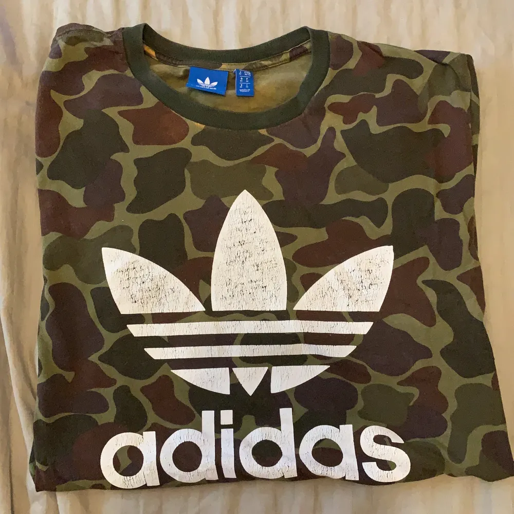 Adidas T-shirt i camouflagemönster. Storlek M. . T-shirts.