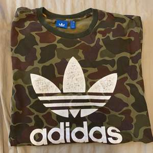 Adidas T-shirt i camouflagemönster. Storlek M. 