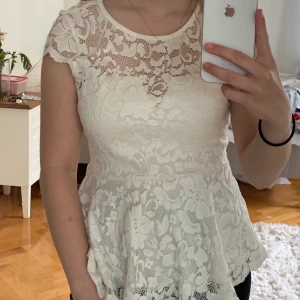 Topp i storlek XS - Söt peplumtopp ifrån Gina Tricot. Nypriset var mellan 200-250 kr och säljer nu för 100 kr. Kan mötas upp eller skicka.