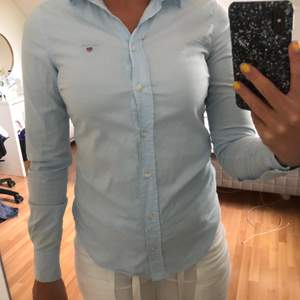 En ljusblå GANT skjorta i storlek 34. Säljer pga för liten för mig. Använd ett fåtal gånger och i bra skick.💕
