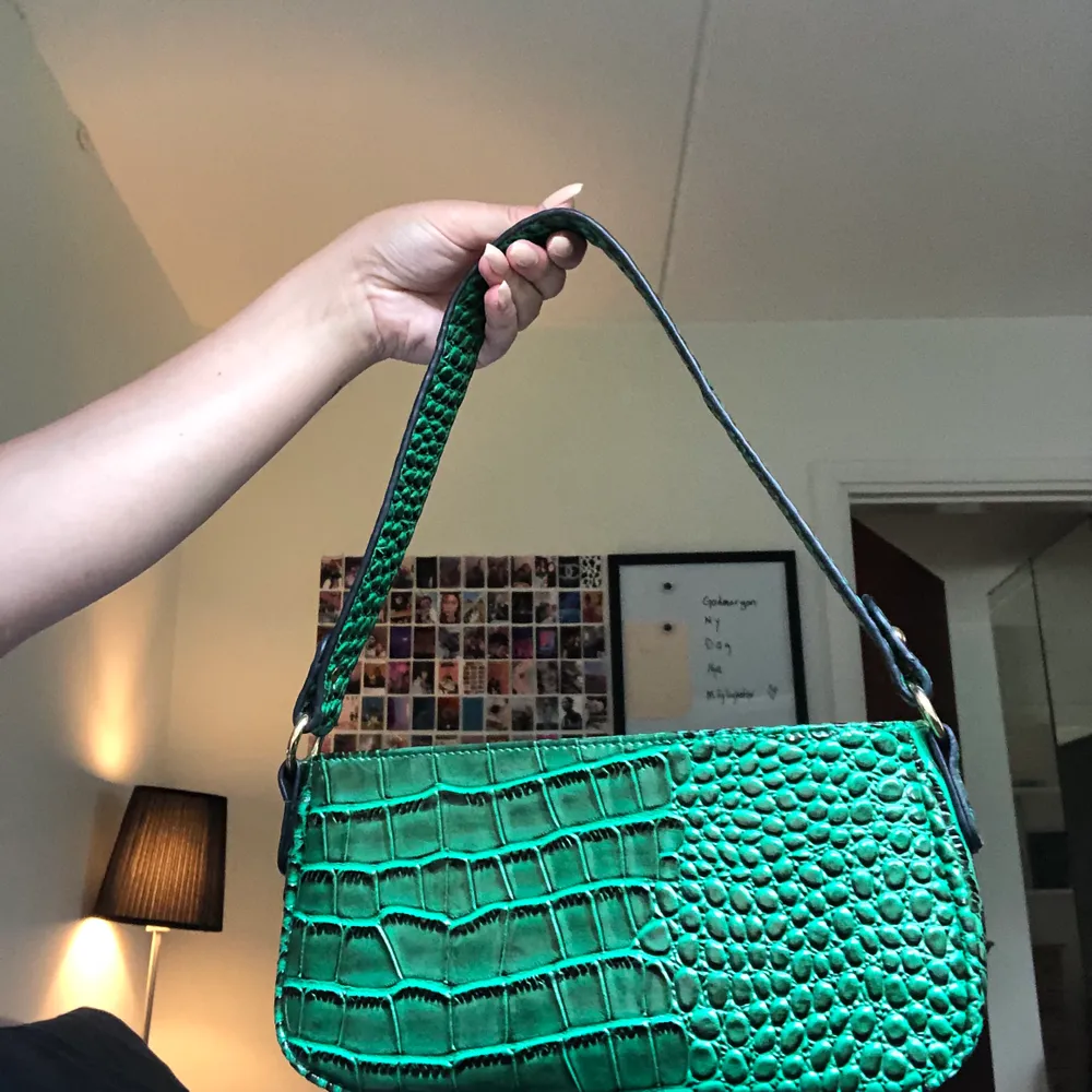Smaragdgrön väska i fejk ormskinn med guld detaljer. Bra skick! Köparen står för frakt🦋  . Väskor.