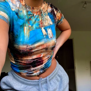 Färgglad t-shirt - Skitcool tisha från shein i stretchigt material, storlek xs (passar även s och m pga väldigt stretchig!!) och helt oanvänd!