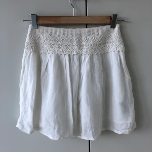 Kjol - Säljer denna supersöta vita kjolen då den inte kommer till användning. Använd typ 3-5 gånger skulle jag gissa, så fint skick. Pris kan diskuteras. Frakt tillkommer på 44kr