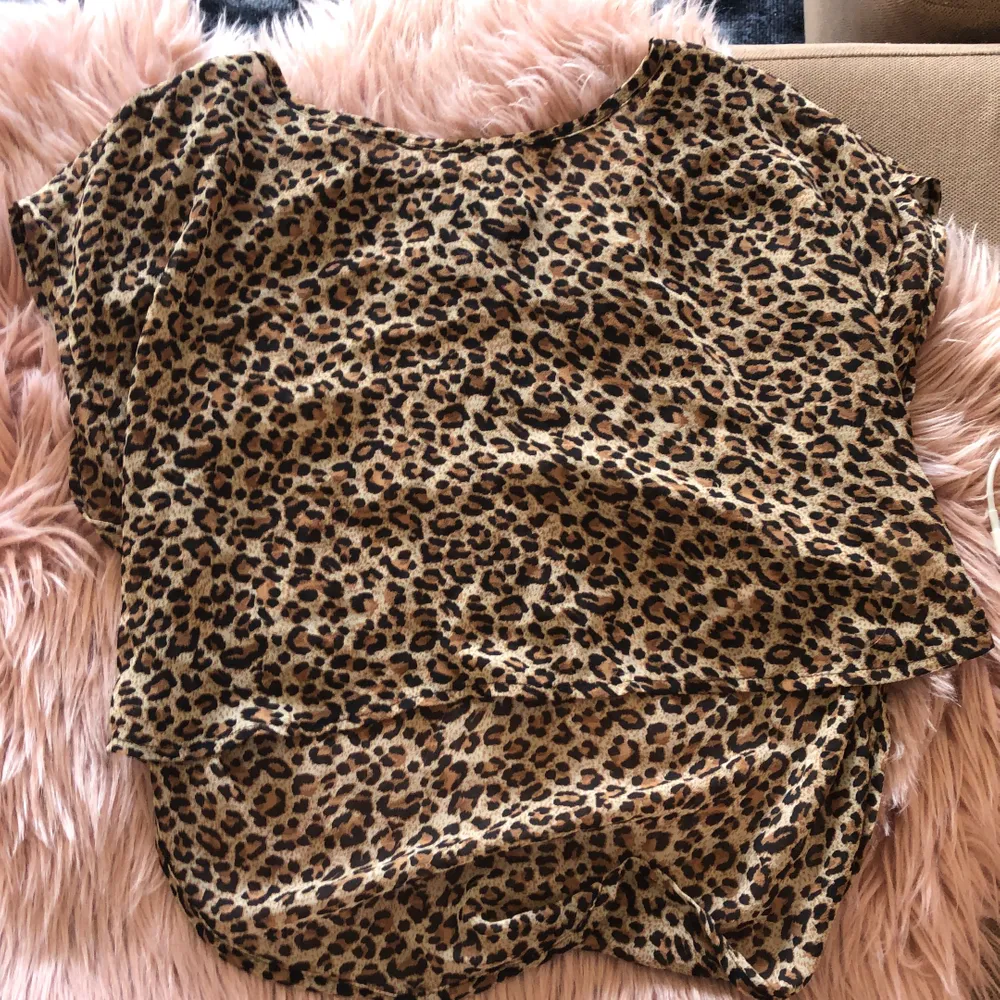 Söt tunn ”topp” med leopard mönster att ha över ett linne är det jättefint💕 lite längre ibak och kortare i fram. Blusar.