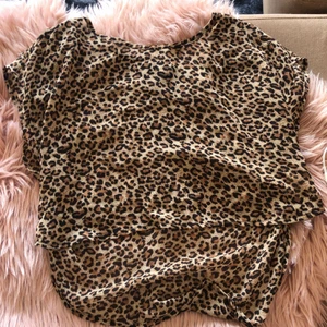 Leopard ”bolero” topp - Söt tunn ”topp” med leopard mönster att ha över ett linne är det jättefint💕 lite längre ibak och kortare i fram