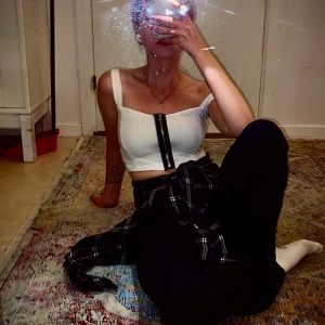 Vit frän croptop, XS/S/M - Snygg topp som tyvärr aldrig kommit till användning :/    Extremt stretchig så passar M också👍