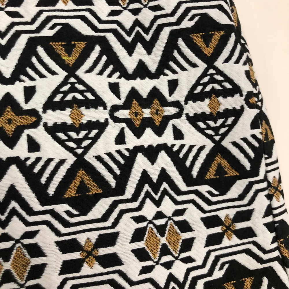 Superfin kortare kjol från H&M med fina detaljer i svart och guld, storleken är 40 men den är liten i storleken!   Helt ny, endast provad. Frakt inkluderad i priset!  Katt och hund finns i hemmet!. Kjolar.