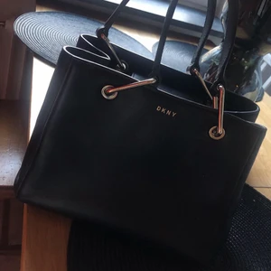 Väska från dkny - Nypris 2800 kr. Lite sliten vid handtagen, kan skicka mer bilder i pm.