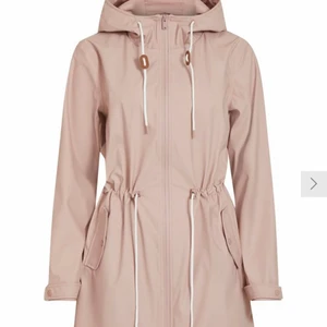 Regnjacka vila storlek 38 - Använd Max 3 gånger och som ny! Sjukt fin men tyvärr fel storlek :( köpt för 599kr för några veckor sedan och säljer nu för 300kr