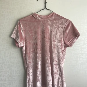 Rosa velvet tröja  - Rosa velvet tröja, är i barnstorlek (158/164) men är precis som en S i storleken! 