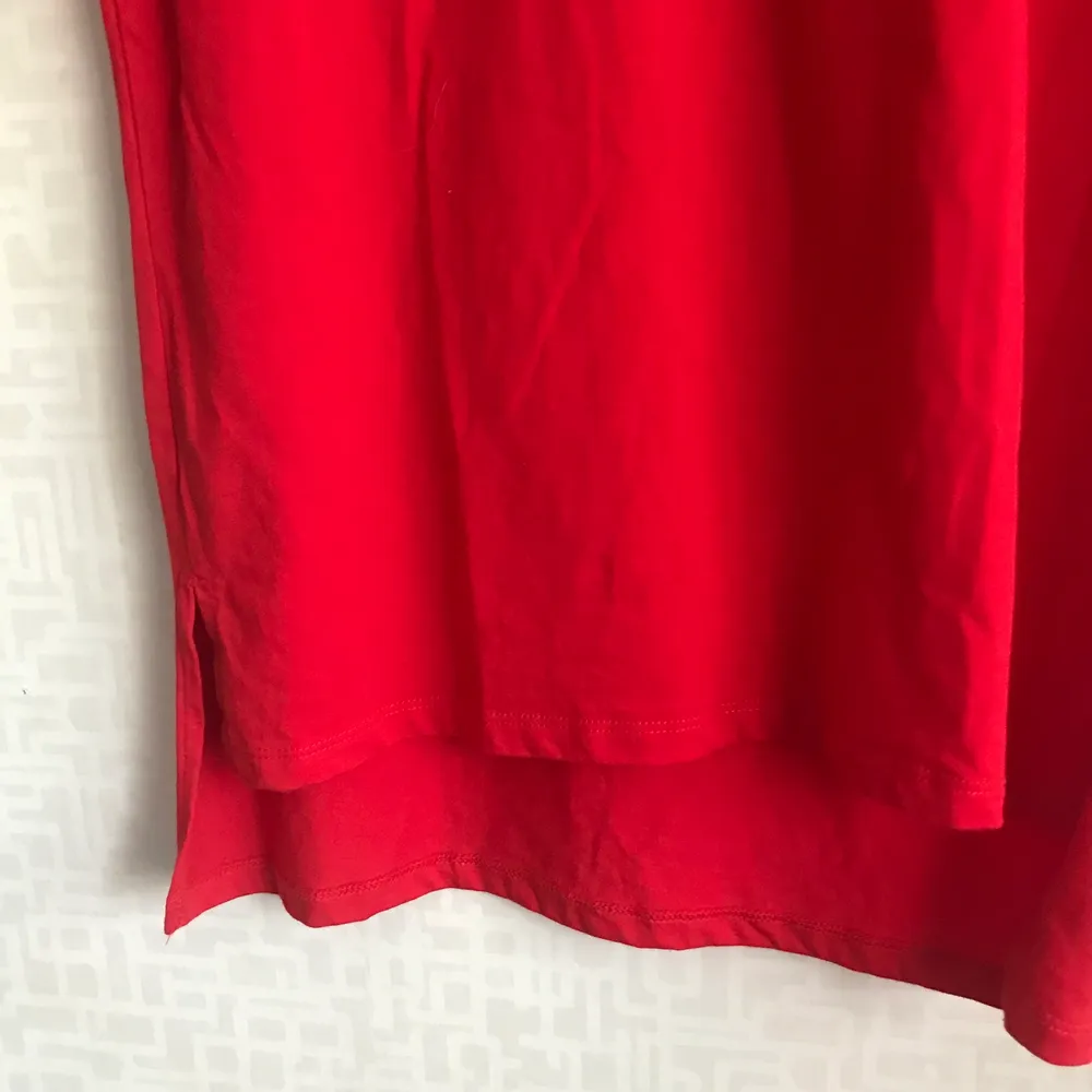 Röd tshirt som är längre i ärmarna, längre baktill och har en slits där nere!. T-shirts.