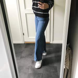 Ett par supersnygga mörkblåa jeans i storlek XS. Anledningen till att jag säljer är pågrund av att de blivit för små.🌍🌊🪁