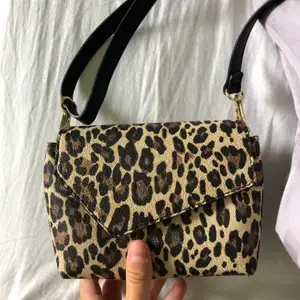 Liten leopard väska, perfekt för en utekväll eller liknande. Den är väldigt liten men supersnygg. Aldrig använd!