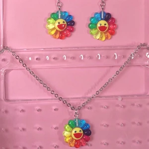 Örhängen och halsband - Jag har köpt in mer material nu!!! Skriv om ni är intresserade, både örhängen och halsband är tillgängligt! Halsband: 70 kr inklusive frakt Örhängen:50 kr inklusive frakt eller 100 kronor inklusive frakt för setet! FÖRST TILL KVARN!!!