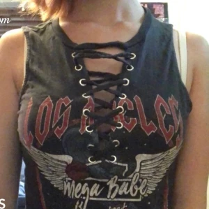 Svart linne - Ett coolt svart linne från H&M med lite punk/rock vibes, det är väldigt v-ringat med snörning som täcker upp lite. Använd flera gånger men är i bra skick. Kan mötas upp i Ängelholm och frakta köparen står för frakt. BUDA!!!