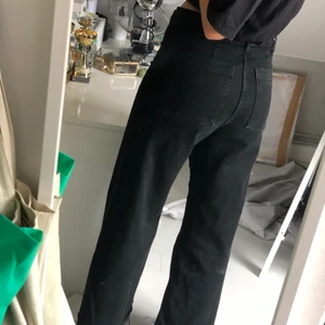 Zara Jeans str 42 - Jeans från Zara i storlek 42. Säljer på grund av att jag gått ned i storlek och därför ej längre passar i jeansen. Jag är 170. Nypris 399.                                     Obs, köparen står för frakten.