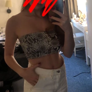 Bandeau topp - Superfin topp med ormskinnsmönster! Säljer då den inte kommer till användning längre! Frakt tillkommer💕