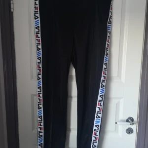 Fila byxor strl XL - Byxorna har aldrig använts pga fel storlek. Kostar 300 kr inkl frakt. 