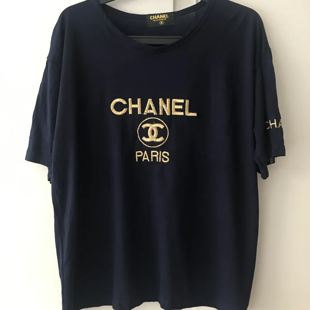 En Chanel T-shirt - aldrig använd . T-shirts.
