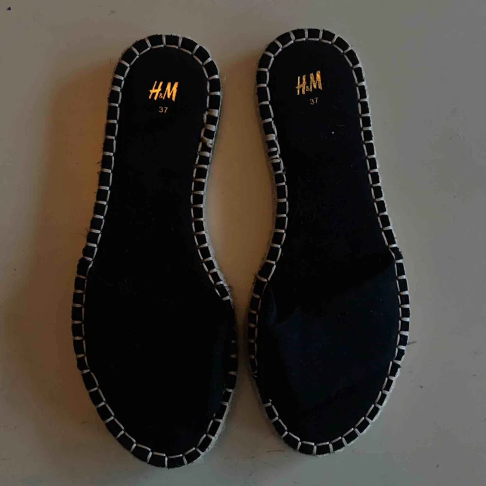 Slip in sandaler från HM i storlek 37 Mockaliknande material och kontrastsömmar som detalj med bastsula . Skor.