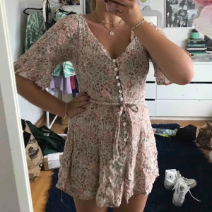  - Sommar klänning från Urban Outfitters i storlek S
