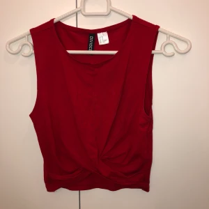 Top från H&M - En jätte skön och luftig top från H&M, har används 2 gånger. Sitter ovanför naveln. Storlek XS. Ordinarie pris: 100 kr
