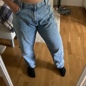 Mom jeans  - Ett par fina nyköpta Highways mom jeans. Har bara använts 3 gånger totalt. Pris 250kr ink frakt. storlek L 