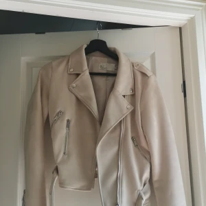 Skinnjacka - Säljer nu min snyggaste jacka i mockaimitation! Älskar denna jacka men bara använt den nån enstaka gång. Jättefin och ser ut som ny💖