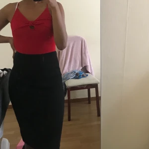 Svart kjol - Frakt ingår! Helt ny oanvänd från Boohoo‼️‼️ Basic svart kjol, bekväm och stretchig. Kan användas som S   Köpt för 249kr