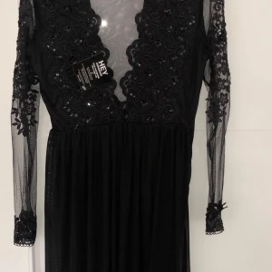 Klänning stil 36 - Oanvänd med prislappen 