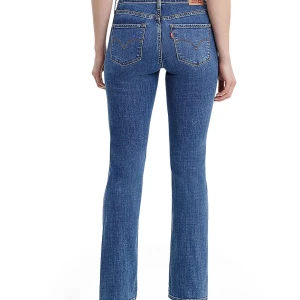 Levis bootcut jeans - Inte samma jeans som på bilden men väldigt lika. Mer ljusblå. För små för mig att fota på :( lågmidjade!