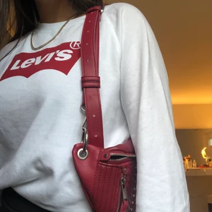 Vit Levis Sweathsirt  - Vit Levis Sweathsirt med rött tryck