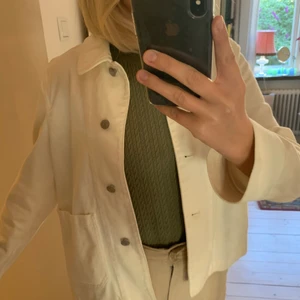 Vit jacka - En vit bomullsjacka från Arket. Köpt förra sommaren men knappt använd. Storlek 34 men passar även 36 skulle jag säga! 🦋