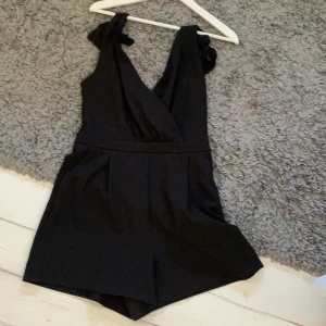 Byxdress - Super fin oanvänd byxdress från zara. Strl M men passar mig som brukar vara en S. Hör gärna av dig vid intresse, pris kan diskuteras!