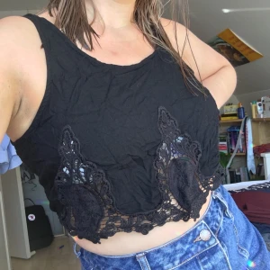 Linne M - Bra skick trots mycket använt, har väldigt fina detaljer i nederkanten, frakt tillkommer 