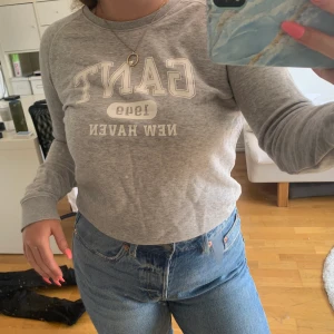 Gant tröja storlek S - Grå GANT tröja med vit text. Storlek S. Använd 1 gång - mycket bra skick. Skönt material. Nypris 500kr mitt pris 100kr.
