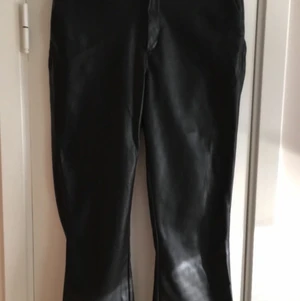 Läderbyxor från Gina Tricot  - Högmidjade läderbyxor som är fodrade på insidan. Köpta på Gina Tricot för 399kr. I strl 40. Utsvängda nertill och sitter precis ovanför ankeln. Sitter för löst i midjan på mig. 200kr