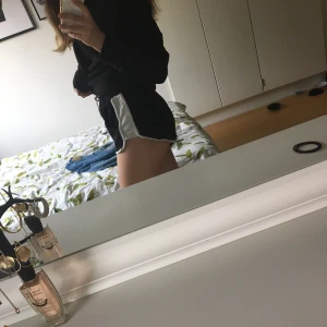 Sköna shorts  - Svartvita shorts i mjukismaterial från H&M i storlek 170/S. Säljer för 49kr+frakt🦋