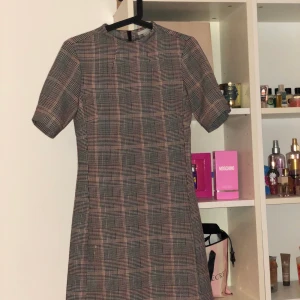 tajt mönstrad klänning från hm - Klänningen är tajt och har ett mönster som ni ser på  . Den är i strorlek  34 men passar 36. Säljer då jag inte får användning av den, endast använd 1 gång . Köpte för 400 och säljer för 150 . Frakt tillkommer