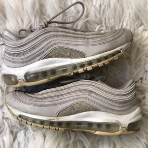 Nike air max’s 97 beige - Intressekoll för mina beige Nike air max’s 97or, strl 38, köpta för ca 1 700 men kan tänka mig sälja dem för ca 600 :) självklart rengörs dem noga innan frakt så dem ser så fräscha ut som möjlig. Pris kan även diskuteras 💕