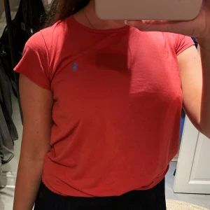 Röd T-shirt Ralph Lauren - Jättefin oanvänd röd t-shirt från Ralph lauren. Säljes pga den aldrig kommit till användning! 🤗