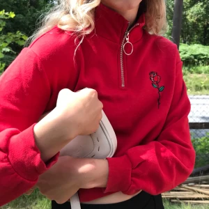 HM röd hoodie  - HM röd hoodie med fin ros detalj. Storlek S men passar även xs. Använd max två gånger. Frakt tillkommer✨💕