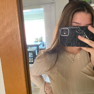 Långärmad tröja från Bikbok - Helt oanvänd tröja med snitt i armarna. Nypris 300kr, Frakt tillkommer 
