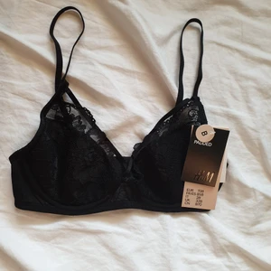 Snygg Spetsbh! Med snör detalj - Säljer en svart spetsbh med snygga snören vid bysten. Säljer den då jag köpte den i för liten storlek. Har bara provat den och aldrig använt den! Taggarna är kvar :) Frakt står köparen för! Satt perfekt i kupan på mig men tight runt om brukar ha 75B