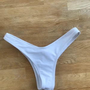 Vita bikinitrosor från ZAFUL - Supersnygga bikinitrosor från ZAFUL. Knappt använda och är i mycket bra skick! Köparen står för frakten☺️