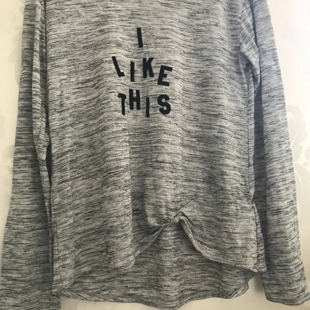 En långärmad tröja med text (I LIKE THIS) från H&M . Tröjor & Koftor.
