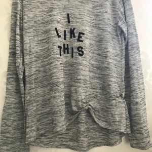 Långärmad tröja  - En långärmad tröja med text (I LIKE THIS) från H&M 