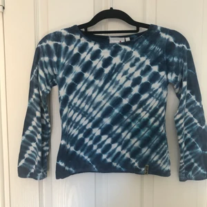 Tie diy top   - Super snygg blå vit tie diy top. Sitter lite kroppad på! Extrem bra kvalitet!! Skulle säga att den passar XXS-S❤️🧚‍♂️✨ (inte hemma gjord) 