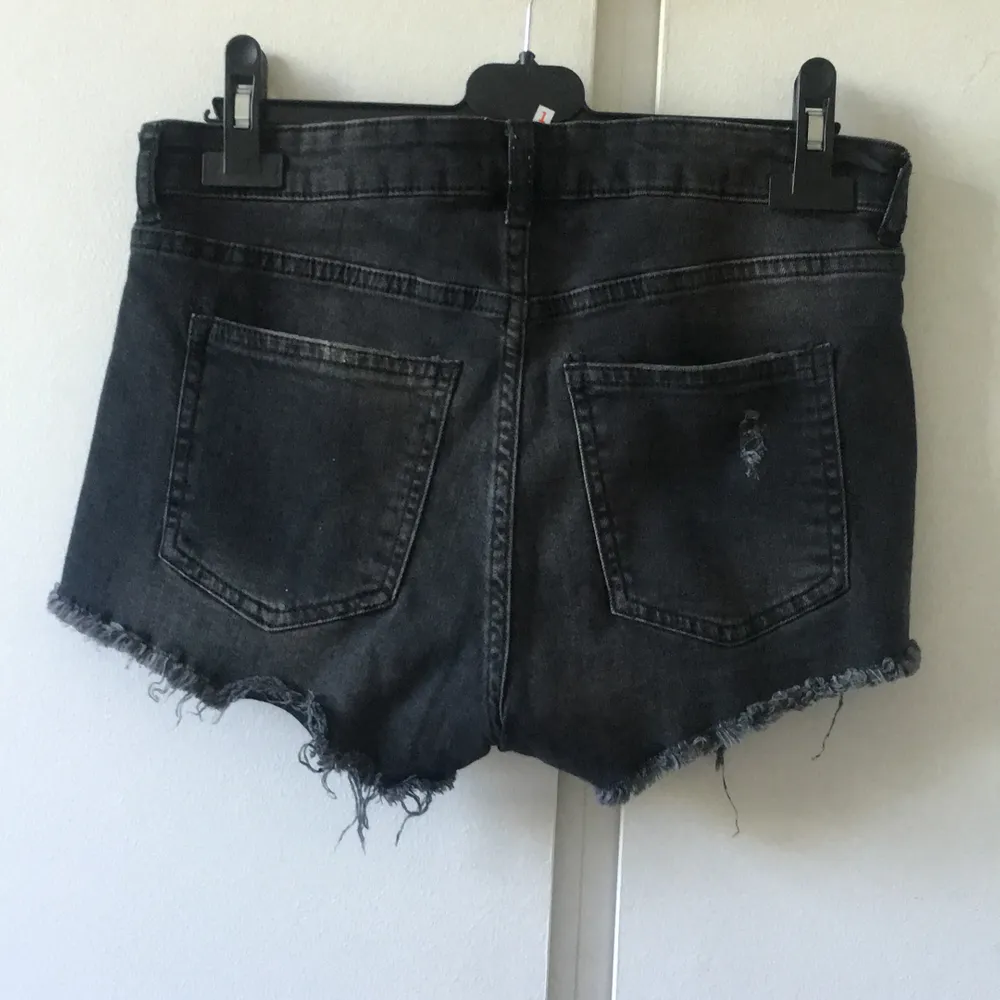 Svarta jeansshorts med slitningar från H&M. Frakten ingår i priset!💖. Shorts.